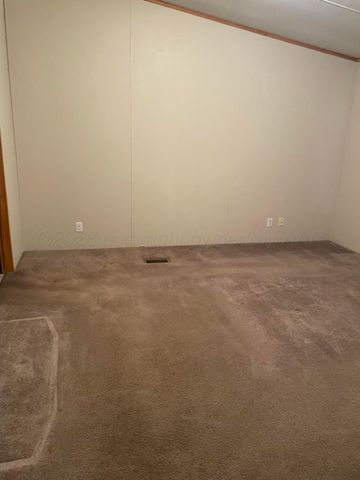 401 N Grace Street, Stratford, TX 79084