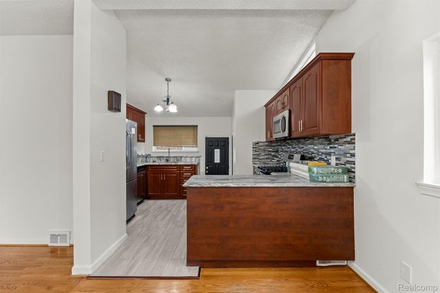 7423 Amboy Street, Dearborn Heights, MI 48127