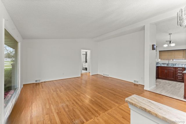 7423 Amboy Street, Dearborn Heights, MI 48127