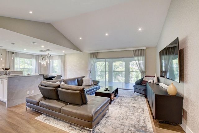 7369 Orangewood Lane 301, Boca Raton, FL 33433