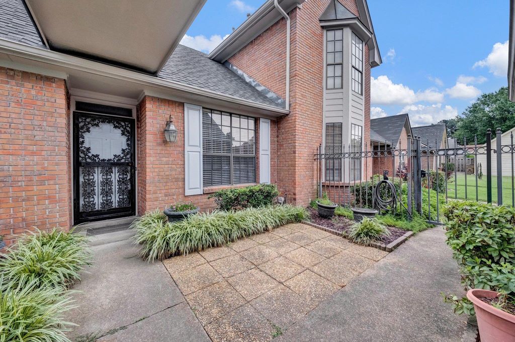 2942 MILLERS POND DR, Memphis, TN 38119