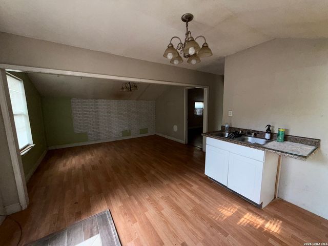 3134 W TRAVIS ST, San Antonio, TX 78207
