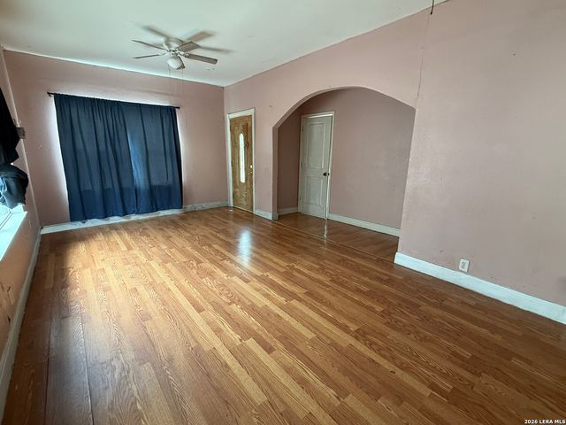 3134 W TRAVIS ST, San Antonio, TX 78207