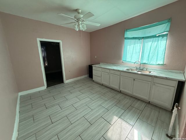 3134 W TRAVIS ST, San Antonio, TX 78207