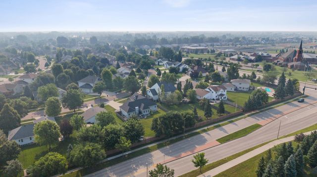 5027 Rose Creek Parkway S, Fargo, ND 58104