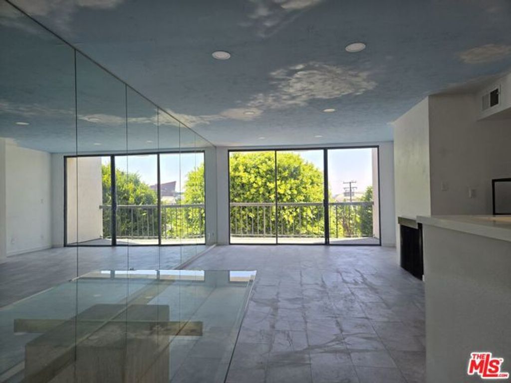 8535 W West Knoll Drive 301, West Hollywood, CA 90069