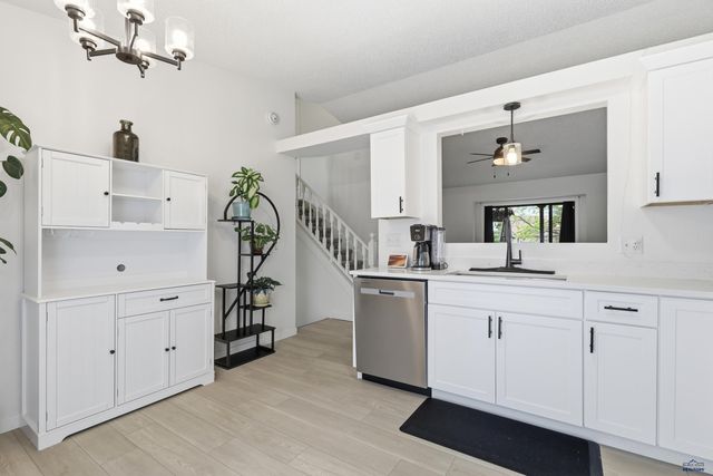 1621 COPPERFIELD DR, Rapid City, SD 57703