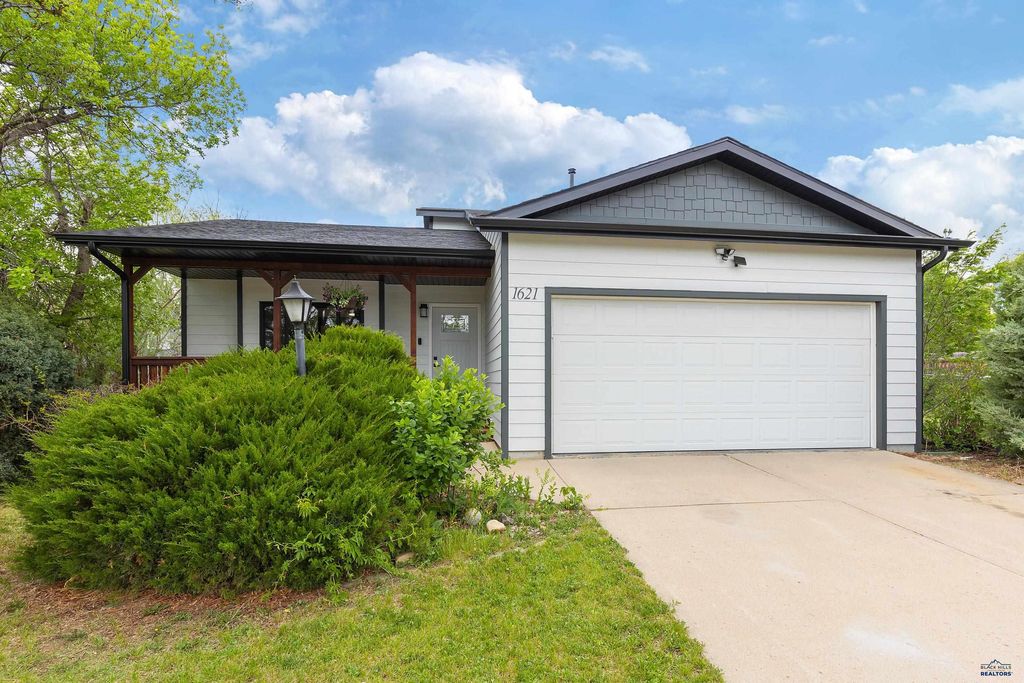 1621 COPPERFIELD DR, Rapid City, SD 57703