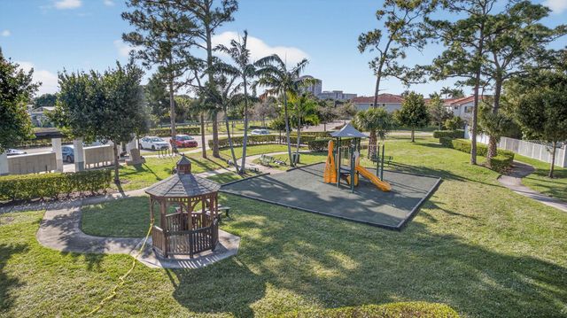 6017 Pine Tree Way, Riviera Beach, FL 33410