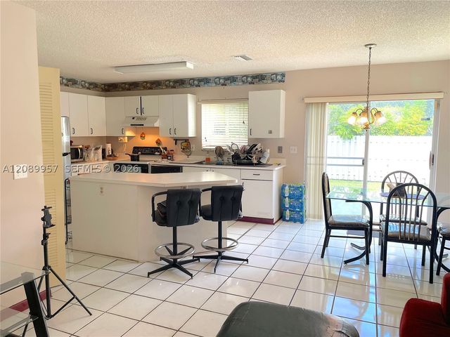 8851 SW 9th Ct, Pembroke Pines, FL 33025