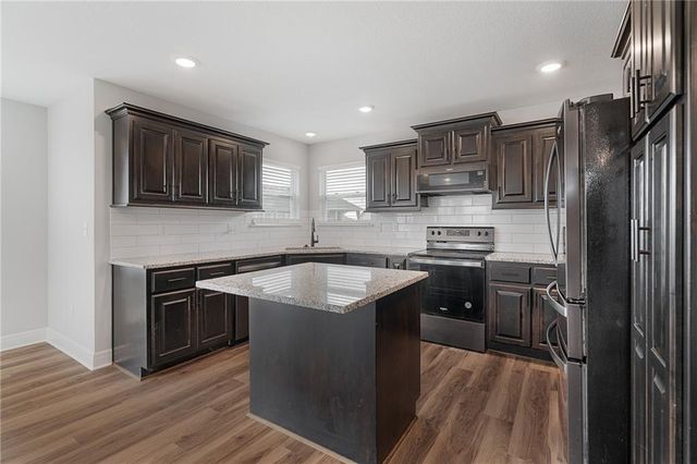 949 N Cottonwood Court, Tonganoxie, KS 66086