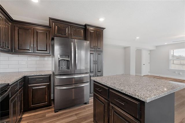 949 N Cottonwood Court, Tonganoxie, KS 66086