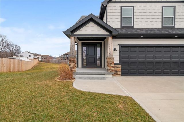 949 N Cottonwood Court, Tonganoxie, KS 66086