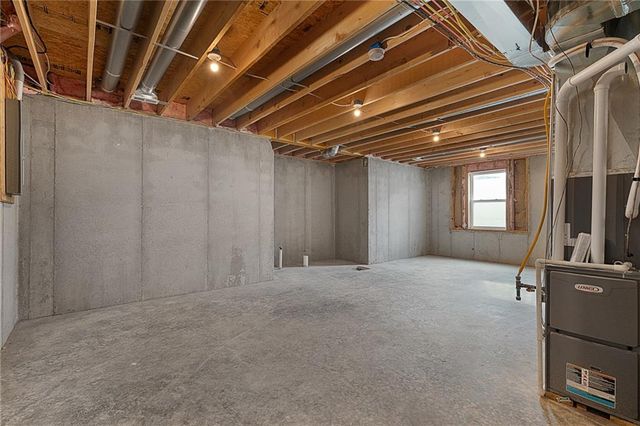 949 N Cottonwood Court, Tonganoxie, KS 66086