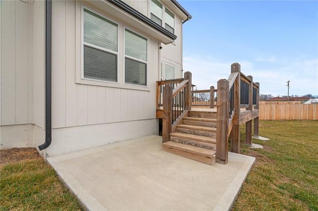 949 N Cottonwood Court, Tonganoxie, KS 66086