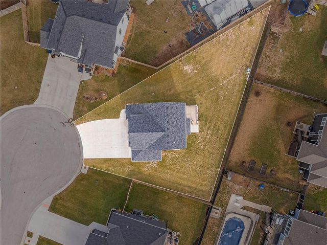 949 N Cottonwood Court, Tonganoxie, KS 66086