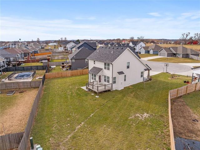 949 N Cottonwood Court, Tonganoxie, KS 66086