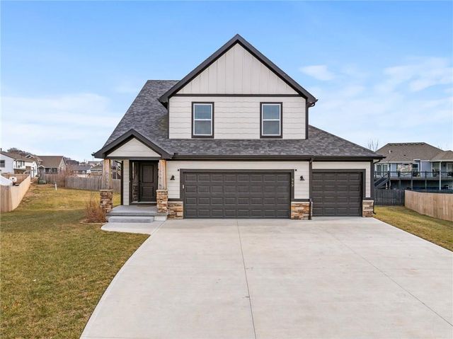 949 N Cottonwood Court, Tonganoxie, KS 66086