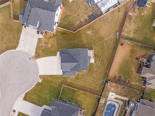 949 N Cottonwood Court, Tonganoxie, KS 66086