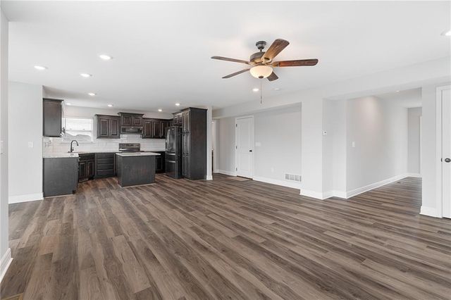 949 N Cottonwood Court, Tonganoxie, KS 66086