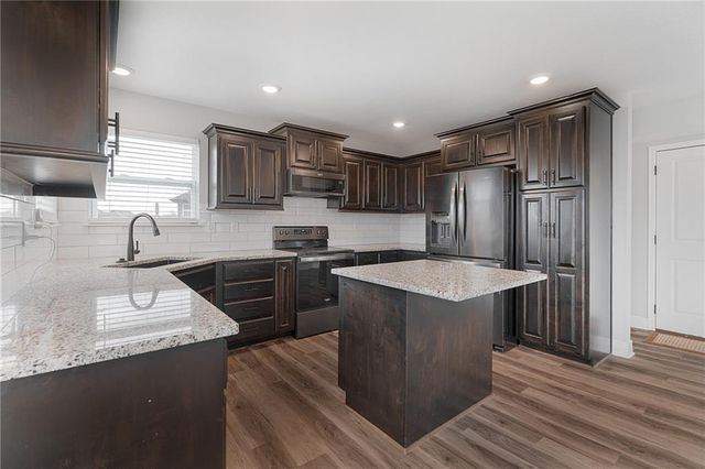 949 N Cottonwood Court, Tonganoxie, KS 66086