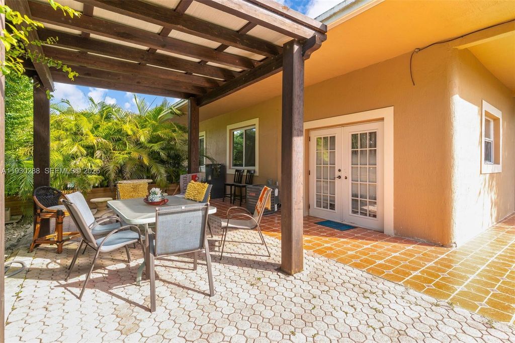 Image 20 of property listing at 16020 SW 208th Ave, Miami, FL 33187