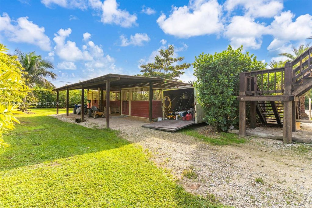 Image 7 of property listing at 16020 SW 208th Ave, Miami, FL 33187