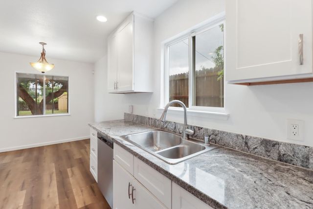 1421 Oakmont Dr, Roseville, CA 95661