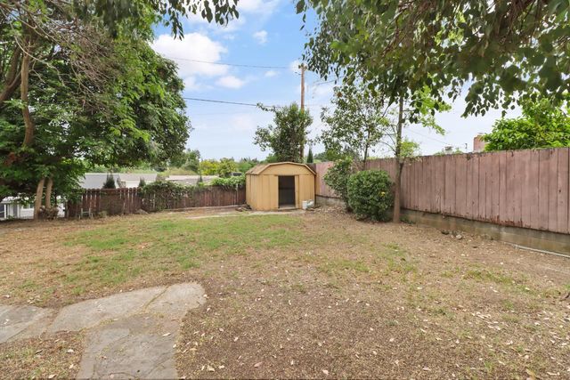 1421 Oakmont Dr, Roseville, CA 95661