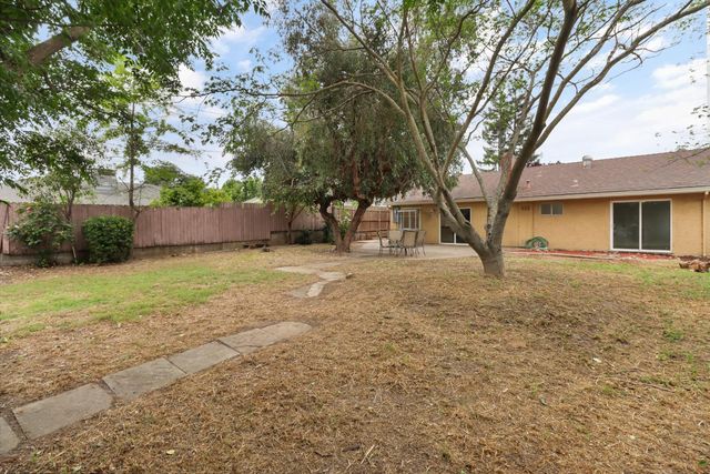 1421 Oakmont Dr, Roseville, CA 95661