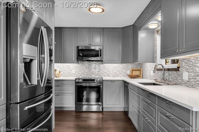 454 Queens Way, Canton, MI 48188