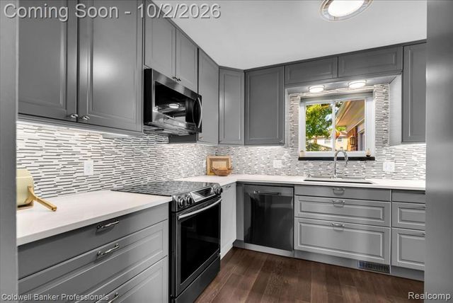 454 Queens Way, Canton, MI 48188