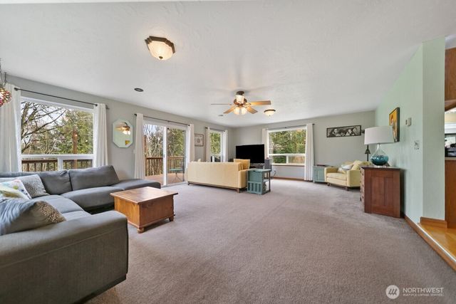 951 Higher Ground Lane, Port Orchard, WA 98366