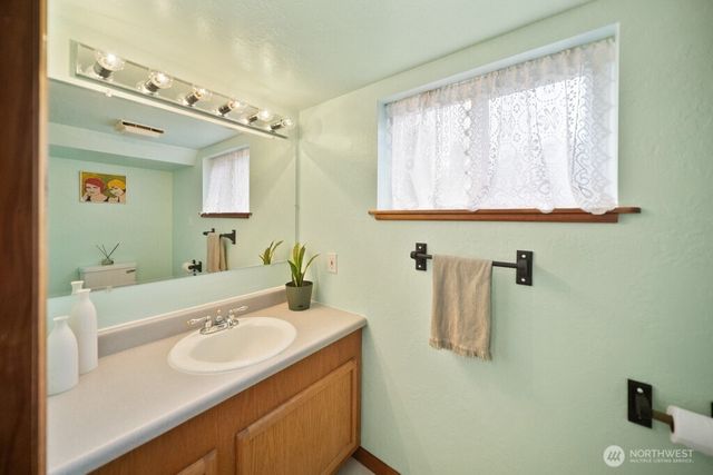 951 Higher Ground Lane, Port Orchard, WA 98366