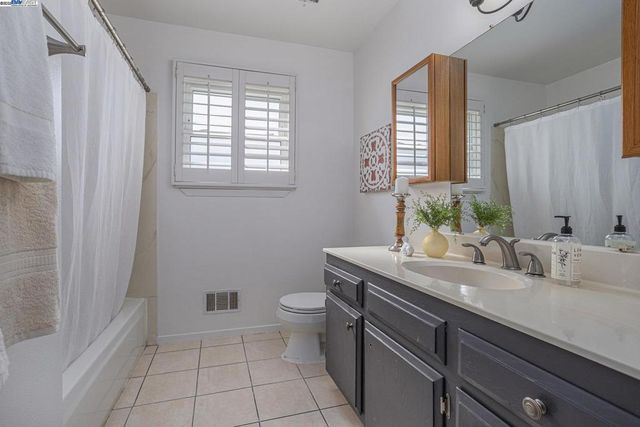 979 Newcastle Way, Pittsburg, CA 94565