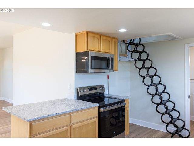 809 E 7TH St, The Dalles, OR 97058