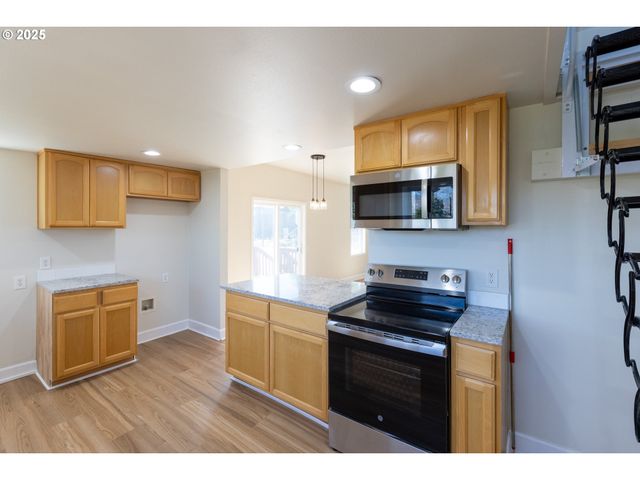 809 E 7TH St, The Dalles, OR 97058