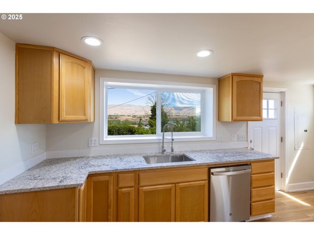 809 E 7TH St, The Dalles, OR 97058