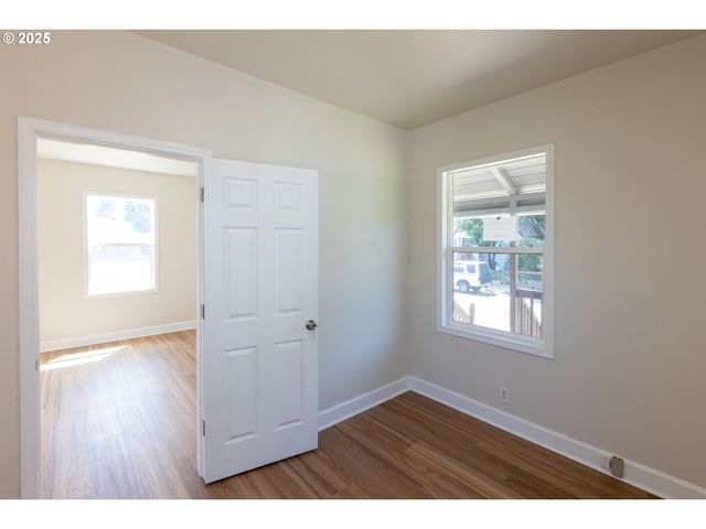 809 E 7TH St, The Dalles, OR 97058