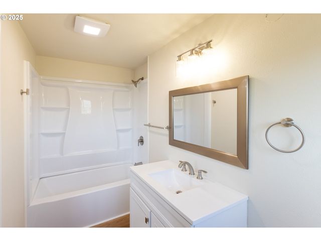 809 E 7TH St, The Dalles, OR 97058