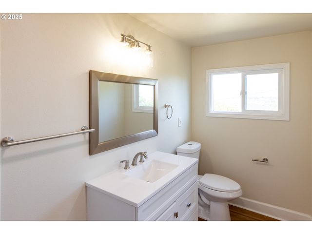 809 E 7TH St, The Dalles, OR 97058