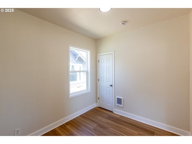 809 E 7TH St, The Dalles, OR 97058