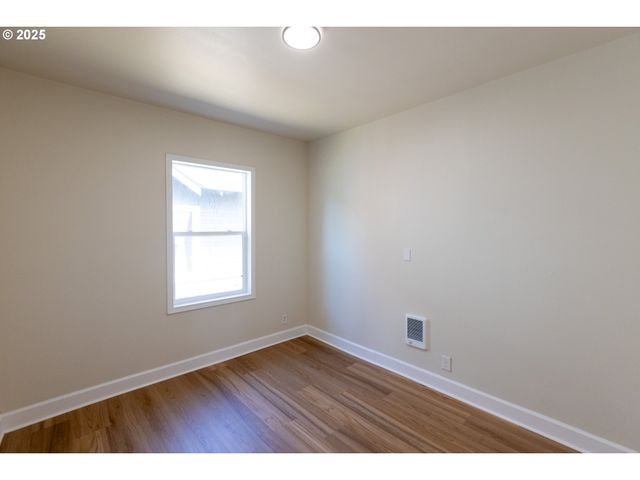 809 E 7TH St, The Dalles, OR 97058