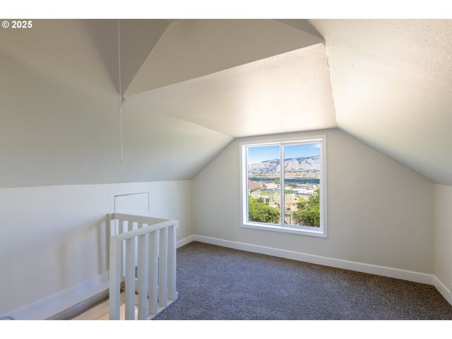 809 E 7TH St, The Dalles, OR 97058