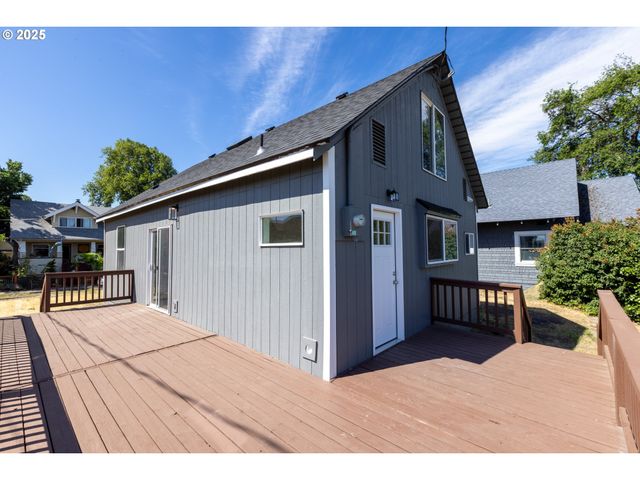 809 E 7TH St, The Dalles, OR 97058