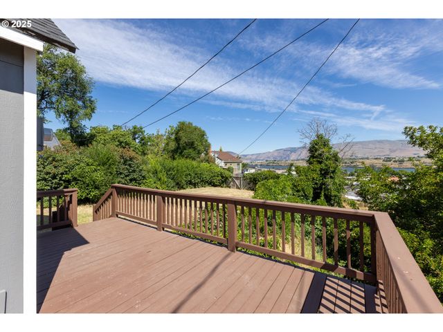 809 E 7TH St, The Dalles, OR 97058