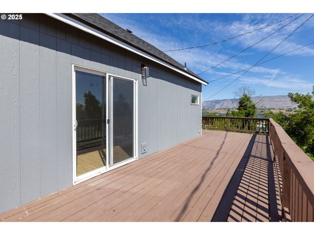 809 E 7TH St, The Dalles, OR 97058