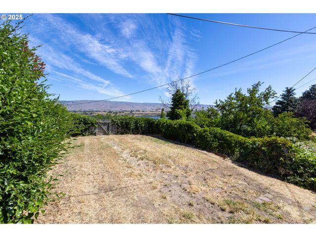 809 E 7TH St, The Dalles, OR 97058