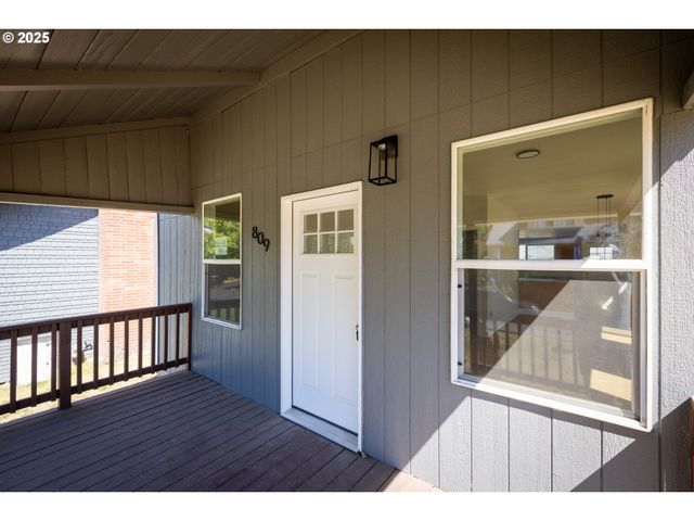 809 E 7TH St, The Dalles, OR 97058