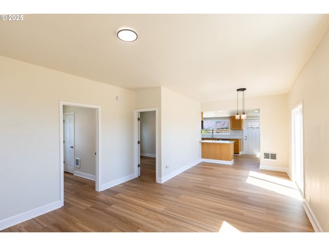 809 E 7TH St, The Dalles, OR 97058